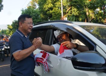 Sutjidra-Supriatna Bagikan Ribuan Bendera Merah Putih Sebagai Bentuk Cinta Tanah Air