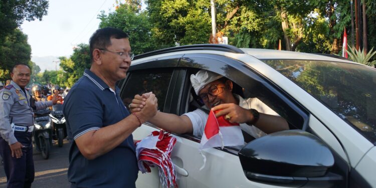 Sutjidra-Supriatna Bagikan Ribuan Bendera Merah Putih Sebagai Bentuk Cinta Tanah Air
