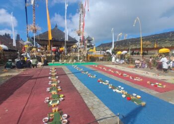 Pengguna Jalan Harap Maklum — Desa Adat Batur Ngusaba Dimel, Mengelilingi Gunung Batur Sampai 16 Agustus