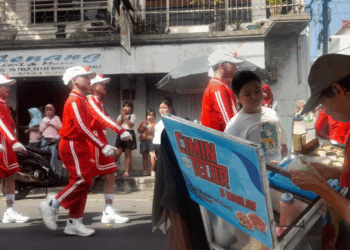 Merayakan Cimin Telor di Sela Lomba Gerak Jalan SD pada Perayaan HUT RI di Buleleng