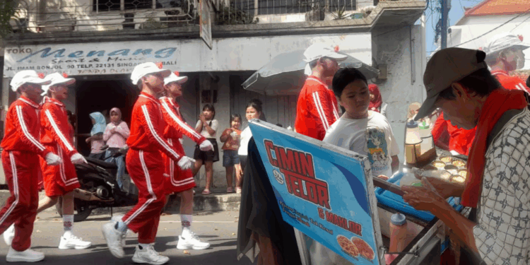 Merayakan Cimin Telor di Sela Lomba Gerak Jalan SD pada Perayaan HUT RI di Buleleng