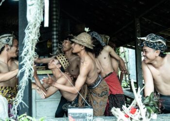 “Rahasia Bapak”,  Pertunjukan Tari Penuh Kekacauan — Catatan Menonton Karya Ujian Mahasiswa Pascasarjana ISI Surakarta di Desa Aan