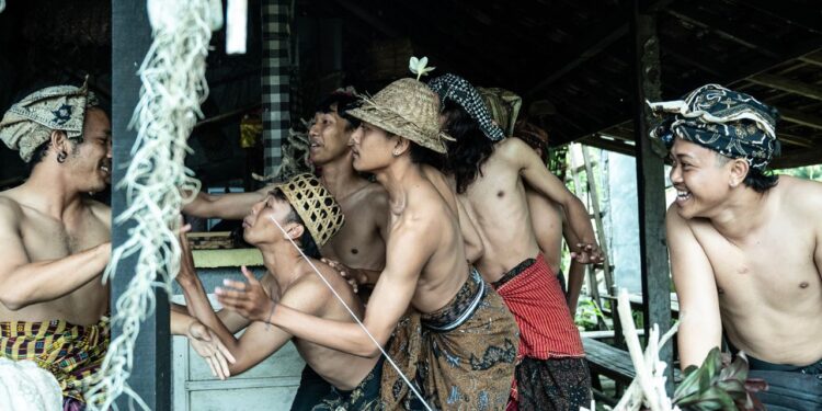 “Rahasia Bapak”,  Pertunjukan Tari Penuh Kekacauan — Catatan Menonton Karya Ujian Mahasiswa Pascasarjana ISI Surakarta di Desa Aan