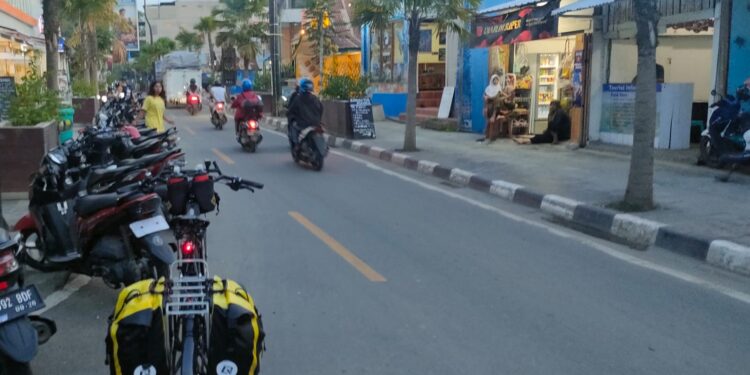 Cerita Perjalanan Bersepeda ke Labuan Bajo [15-Habis]—Di Labuan Bajo Saya Hanya Numpang Lewat