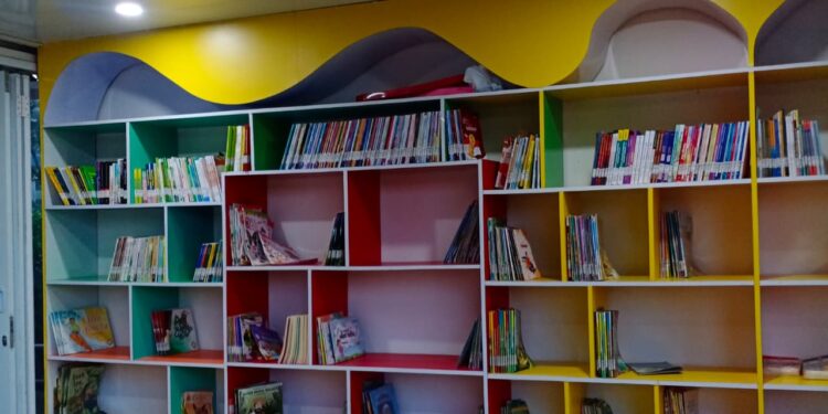 Perpustakaan Kontainer di Lapangan Puputan Badung: Mendekatkan Buku kepada Anak-Anak