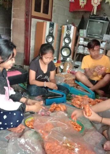 Bangkit dari Pandemi, Satu Keluarga  di Tamblingan Hingga Kini Bertahan Hidup Bersama Camilan