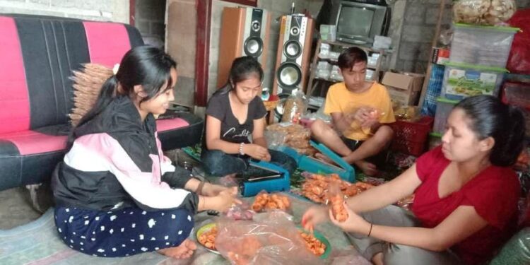 Bangkit dari Pandemi, Satu Keluarga  di Tamblingan Hingga Kini Bertahan Hidup Bersama Camilan