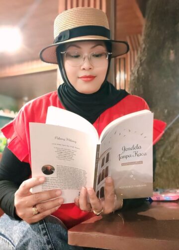 Jendela Tanpa Kaca: Menatap Luka, Menyusuri Cahaya