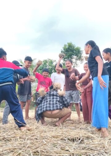 Festival ke Uma V-2025: Ketika Anak-anak Mengenal Tanah dan Lumpur Sawah dengan Riang-Gembira
