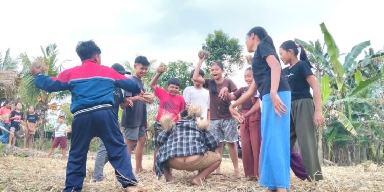 Festival ke Uma V-2025: Ketika Anak-anak Mengenal Tanah dan Lumpur Sawah dengan Riang-Gembira