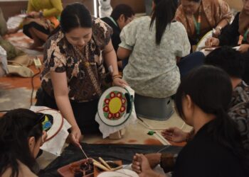 Delegasi CHANDI 2025 Ikut Mencanting dan Mewarnai Batik Wastra Nusantara