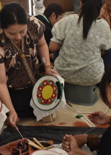 Delegasi CHANDI 2025 Ikut Mencanting dan Mewarnai Batik Wastra Nusantara