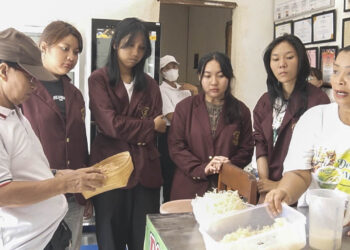 Tim PKM ISI Bali Percantik Desain “Demen Mie” dan Tingkatkan Produksi UMKM Poklahsar Merta Nadi Desa Kutuh