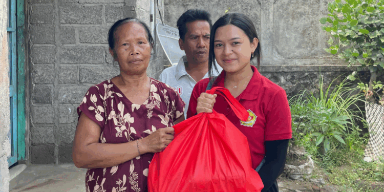 “Menabur Manfaat Menabur Kasih” — HMPS Ilmu Komunikasi IAHN Mpu Kuturan “Ngejot” di Desa Ambengan