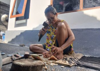 Kisah Anak Agung Oka Budiasih, Perempuan Tukang Pahat Kayu dari Guwang