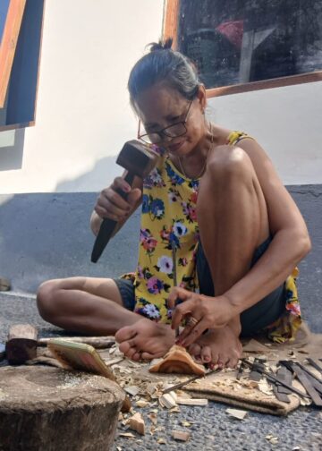 Kisah Anak Agung Oka Budiasih, Perempuan Tukang Pahat Kayu dari Guwang