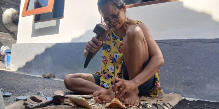 Kisah Anak Agung Oka Budiasih, Perempuan Tukang Pahat Kayu dari Guwang
