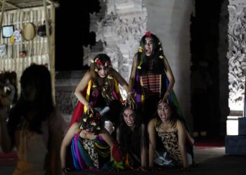 “Ngalempana”, Pertunjukan di Atas Panggung dan di Belakang Panggung Teater Sepit Tiying Institut Mpu Kuturan