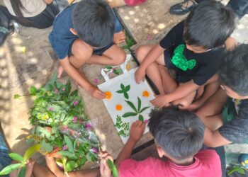 Anak-anak Main Pukul Main Warna dari Tumbuhan dalam  Workshop Ecoprint Festival ke Uma 2025