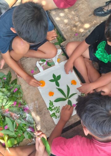 Anak-anak Main Pukul Main Warna dari Tumbuhan dalam Workshop Ecoprint Festival ke Uma 2025
