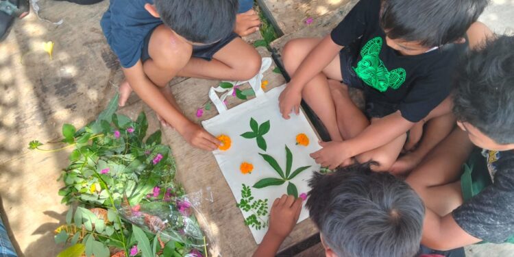Anak-anak Main Pukul Main Warna dari Tumbuhan dalam  Workshop Ecoprint Festival ke Uma 2025