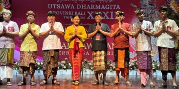 Aksi Anak-anak Muda dalam Lomba Dharmawacana Bahasa Inggris di Ajang Utsawa Dharma Gita