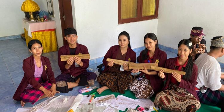 [Tuturangan Ambengan 1]: Menyentuh Lontar, Menyentuh Ingatan Leluhur