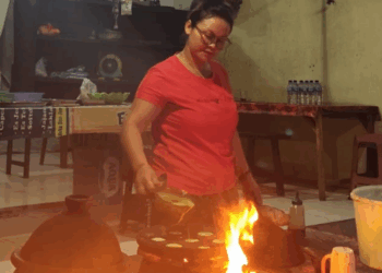 Kisah Bu Jero, Penjual Jaja Laklak yang Tetap Bertahan dengan Tungku Kayu di Desa Banjar