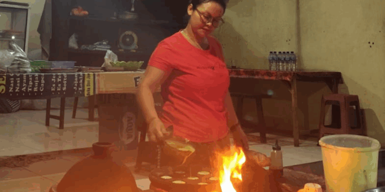 Kisah Bu Jero, Penjual Jaja Laklak yang Tetap Bertahan dengan Tungku Kayu di Desa Banjar
