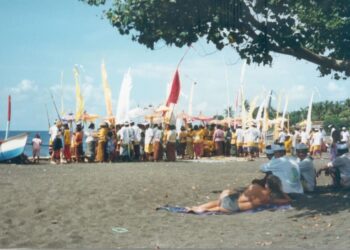 “Sing Ngerambang Bangken Dongkang!”: Tingkah Polah Negeri Apatis