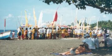 “Sing Ngerambang Bangken Dongkang!”: Tingkah Polah Negeri Apatis