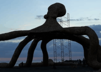 Gurita Raksasa Mencengkeram Bali