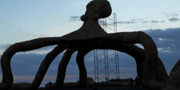 Gurita Raksasa Mencengkeram Bali