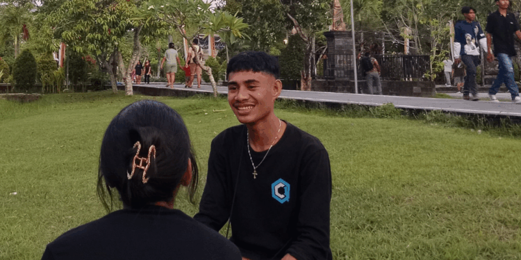 Vinsensius Domi Pondeng, Dulu Anak Pemalu Kini Menjadi Pemimpin Muda Inspiratif