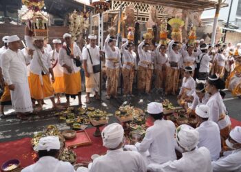 Karya Mamungkah dan Ngenteg Linggih di Banjar Binoh Kelod untuk Keseimbangan Alam Semesta