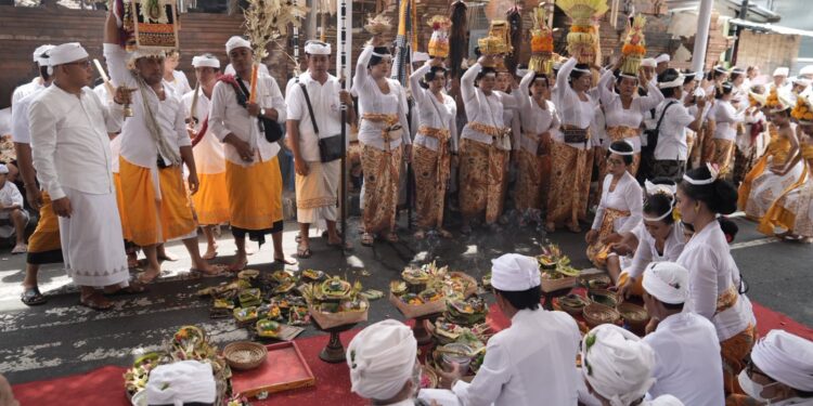 Karya Mamungkah dan Ngenteg Linggih di Banjar Binoh Kelod untuk Keseimbangan Alam Semesta