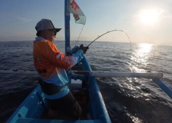 “Sanurian Fishing Tournament 2025”: Sebanyak 363 Orang Memancing dari Atas Jukung di Laut Sanur