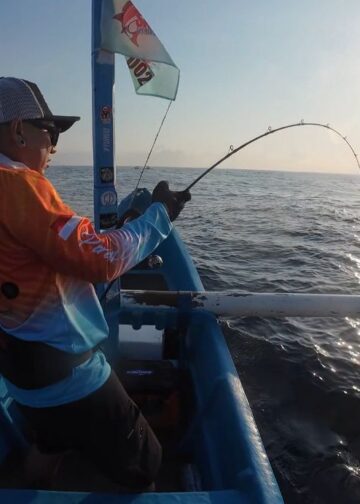 “Sanurian Fishing Tournament 2025”: Sebanyak 363 Orang Memancing dari Atas Jukung di Laut Sanur