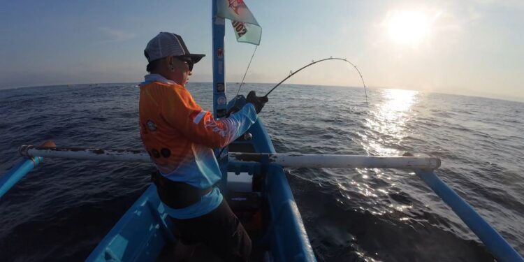 “Sanurian Fishing Tournament 2025”: Sebanyak 363 Orang Memancing dari Atas Jukung di Laut Sanur