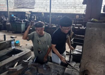 Bara Semangat Lintas Generasi: Kisah Putu Chandra dan Warisan Pande Besi Kakek Jegog