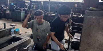 Bara Semangat Lintas Generasi: Kisah Putu Chandra dan Warisan Pande Besi Kakek Jegog