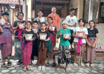 ISI Bali Perkenalkan Melukis Wayang Kamasan di Media Plexsiglas dan Pot Gerabah Kepada Anak-anak anak Sanggar Sinar Pande Kamasan Klungkung