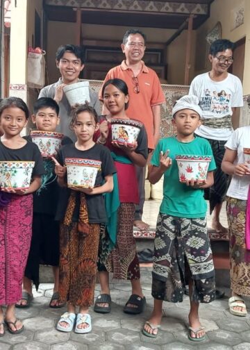 ISI Bali Perkenalkan Melukis Wayang Kamasan di Media Plexsiglas dan Pot Gerabah Kepada Anak-anak anak Sanggar Sinar Pande Kamasan Klungkung