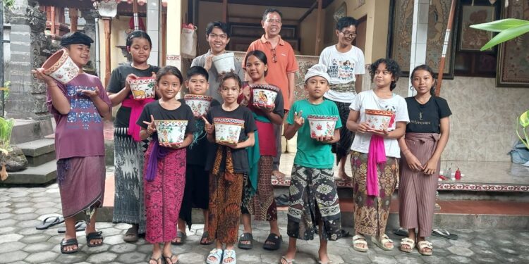 ISI Bali Perkenalkan Melukis Wayang Kamasan di Media Plexsiglas dan Pot Gerabah Kepada Anak-anak anak Sanggar Sinar Pande Kamasan Klungkung