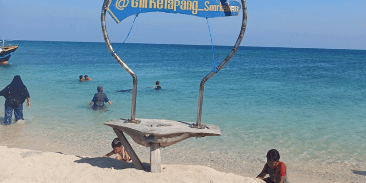 Menikmati Keindahan Pulau Eksotik Gili Ketapang di Malang