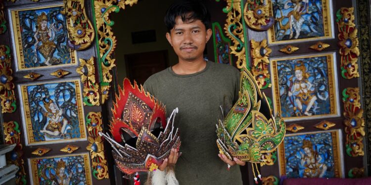 [Tuturangan Ambengan 3]: Putu ‘Koyik’ Sastrawan, Si Perajin Kostum Tari dari Desa Ambengan, Buleleng