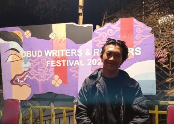 Agus Nantika dan Canvas Beton: Cerita di Balik Mural Ubud Writers & Readers Festival 2025