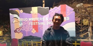 Agus Nantika dan Canvas Beton: Cerita di Balik Mural Ubud Writers & Readers Festival 2025