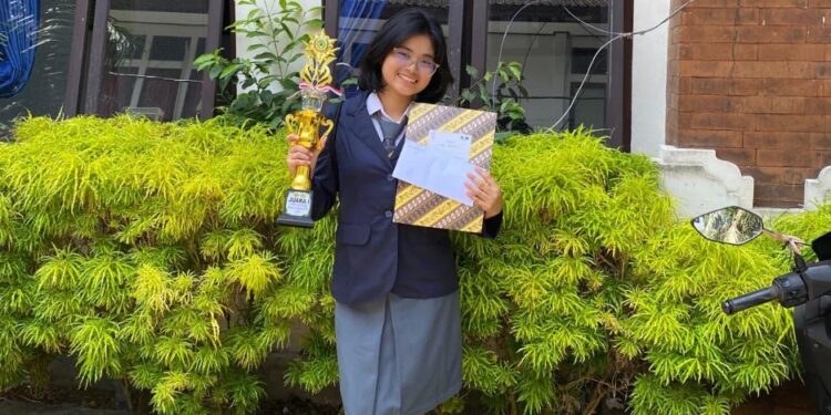 Putu Bela Inggrid Cahyanti, Juara 1 Lomba Menulis ‘Feature’ : Awalnya Tak Suka Baca, Kini Ketagihan Menulis
