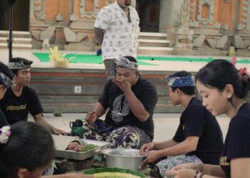 Adu Enak Racik Lawar Sekaa Teruna-Teruni Se-Desa Guwang dalam Suasana Hari Pahlawan